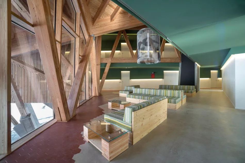 【格欣国际】这个建筑的坡屋顶，怎么和普通的有点不一样？-35