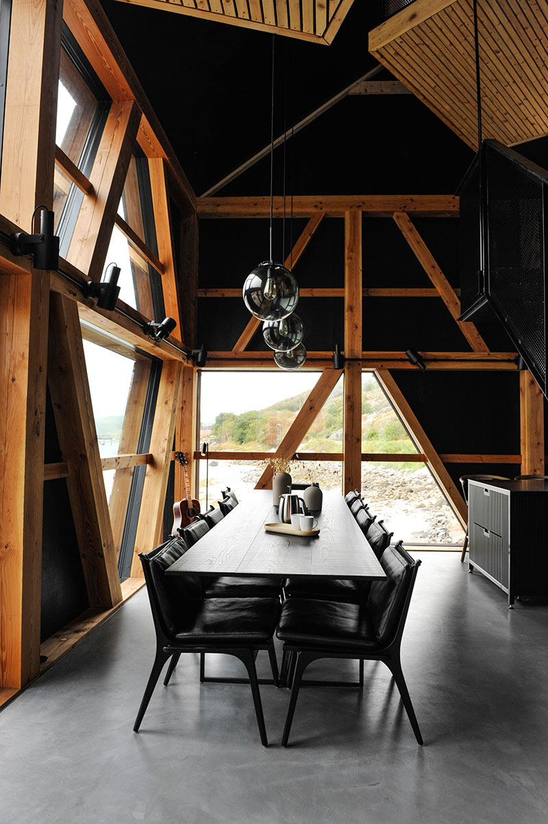 挪威海岸线上的黑色岩石住宅-8