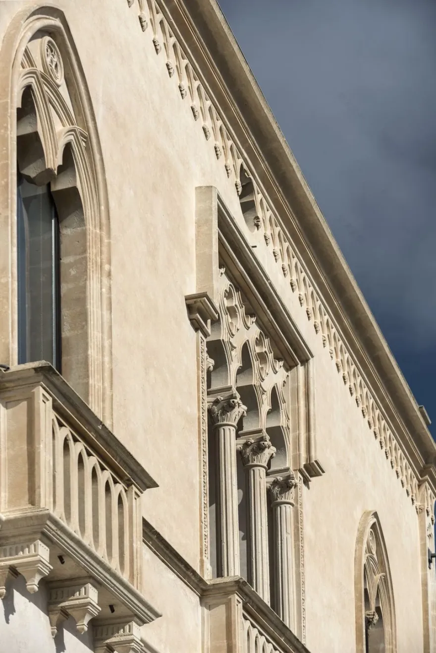 意大利修复古堡别墅,新旧对话的光影空间-8