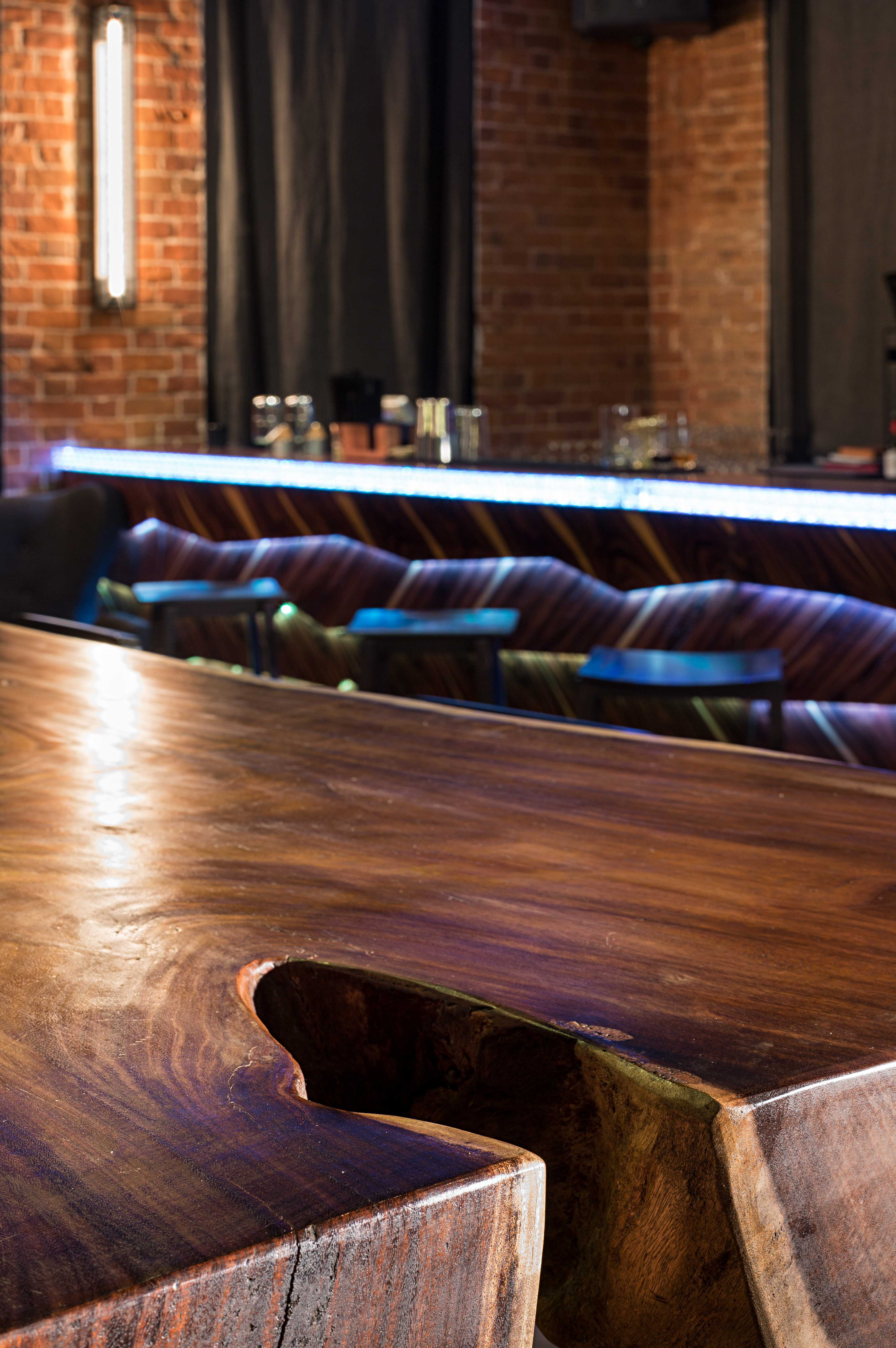 漂浮的黑色钢楼梯 | 揭秘 Maleewicz 餐厅设计亮点-12