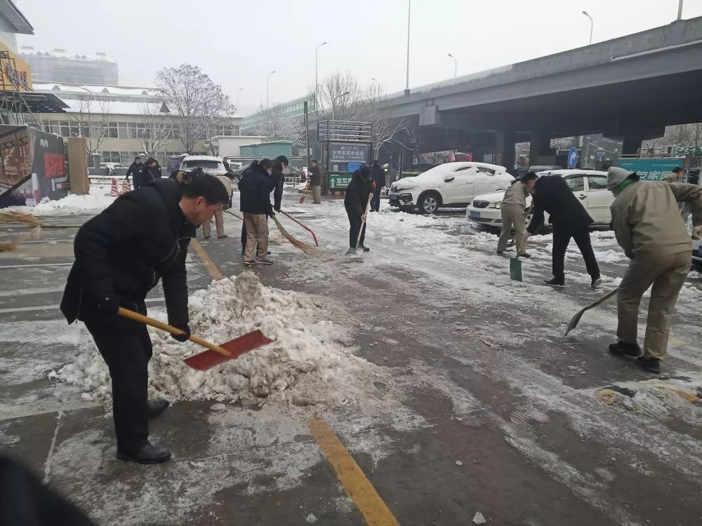 2020 年第一场雪后的义务扫雪活动-12