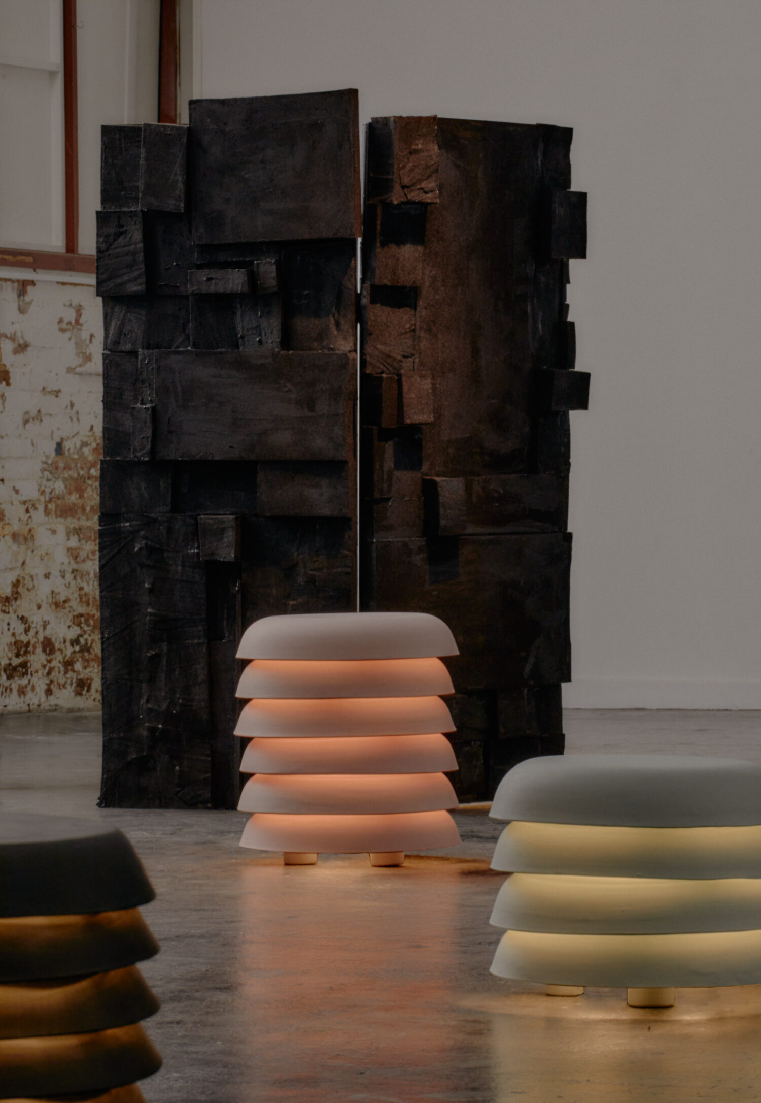 Tom Fereday & Charlie White 联合呈现 Versa,探讨废旧材料再利用的创意之作-17