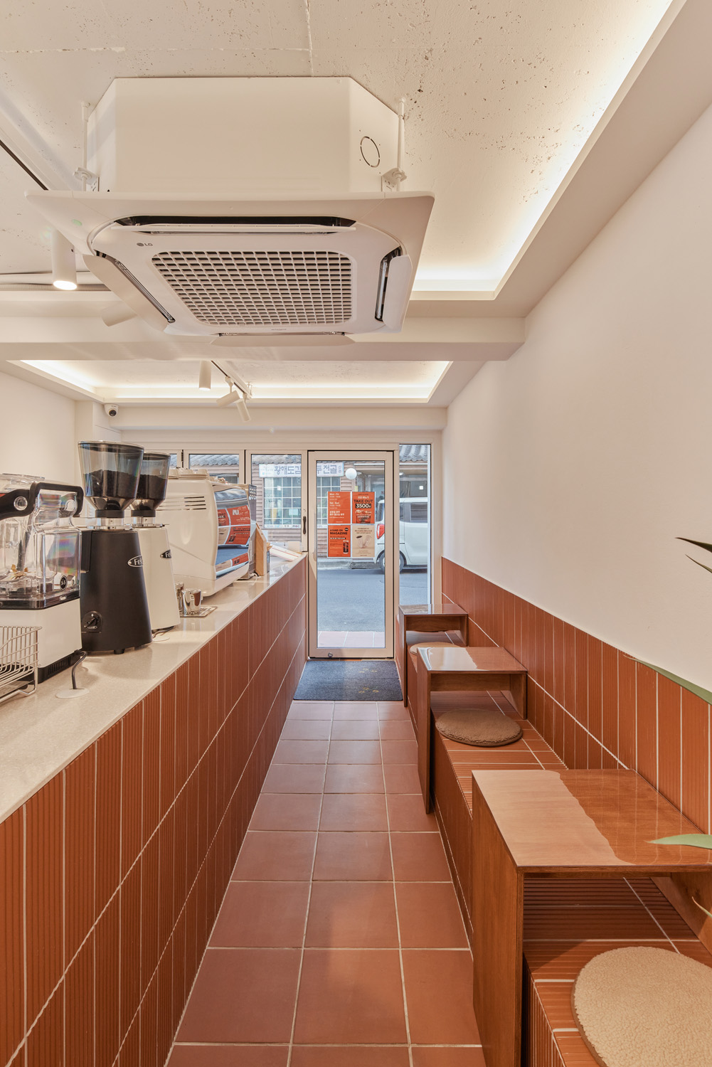 白色与木质，打造极简咖啡厅之美-12