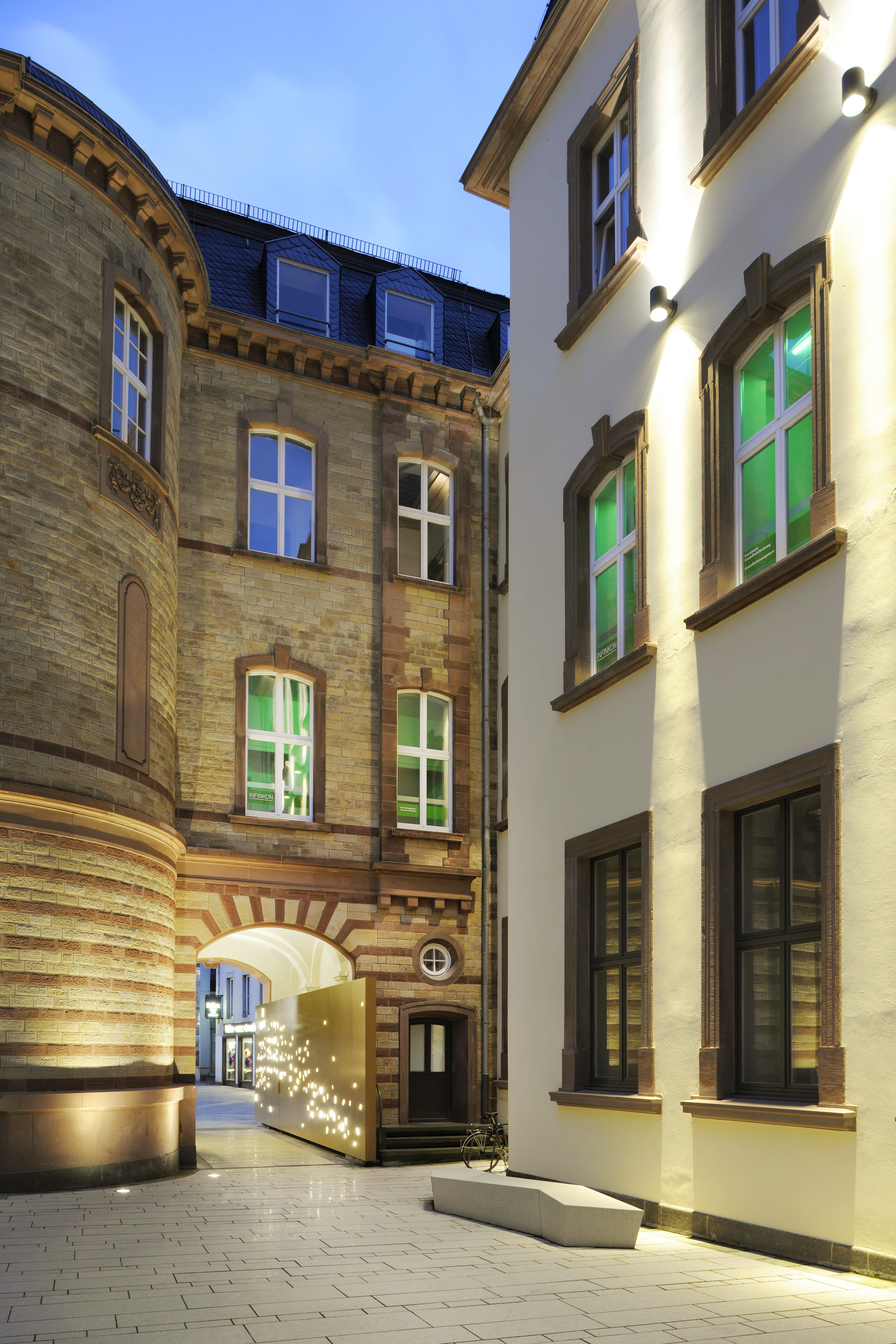 特里尔邮局引导墙设计-16