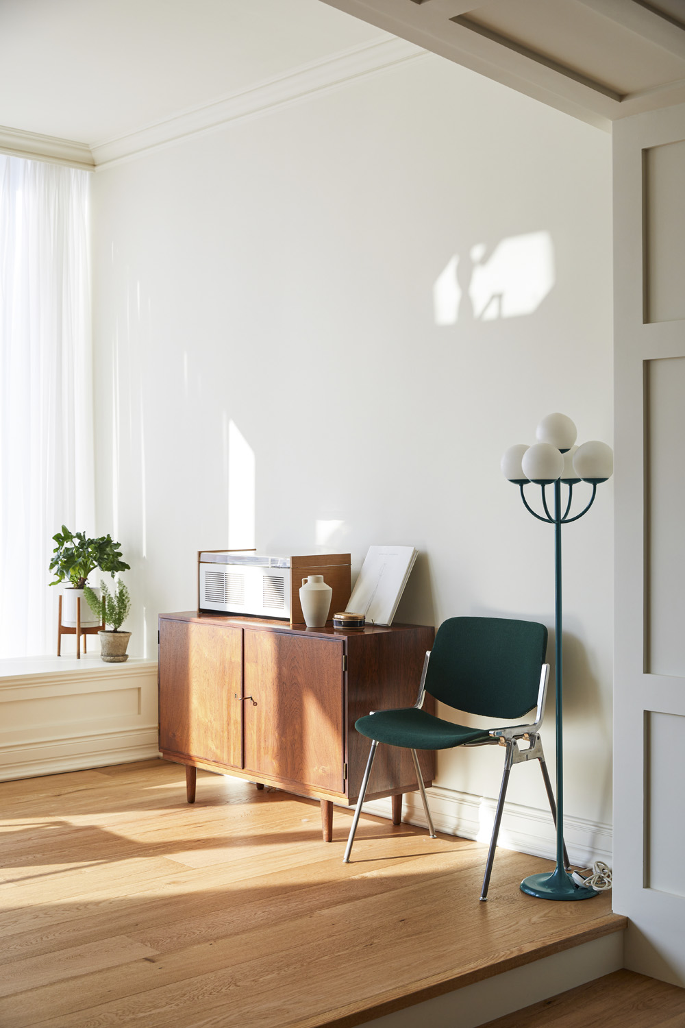 白色与木质的极简魅力 | Deia Studio 的 35 平米迷你工作室设计-17