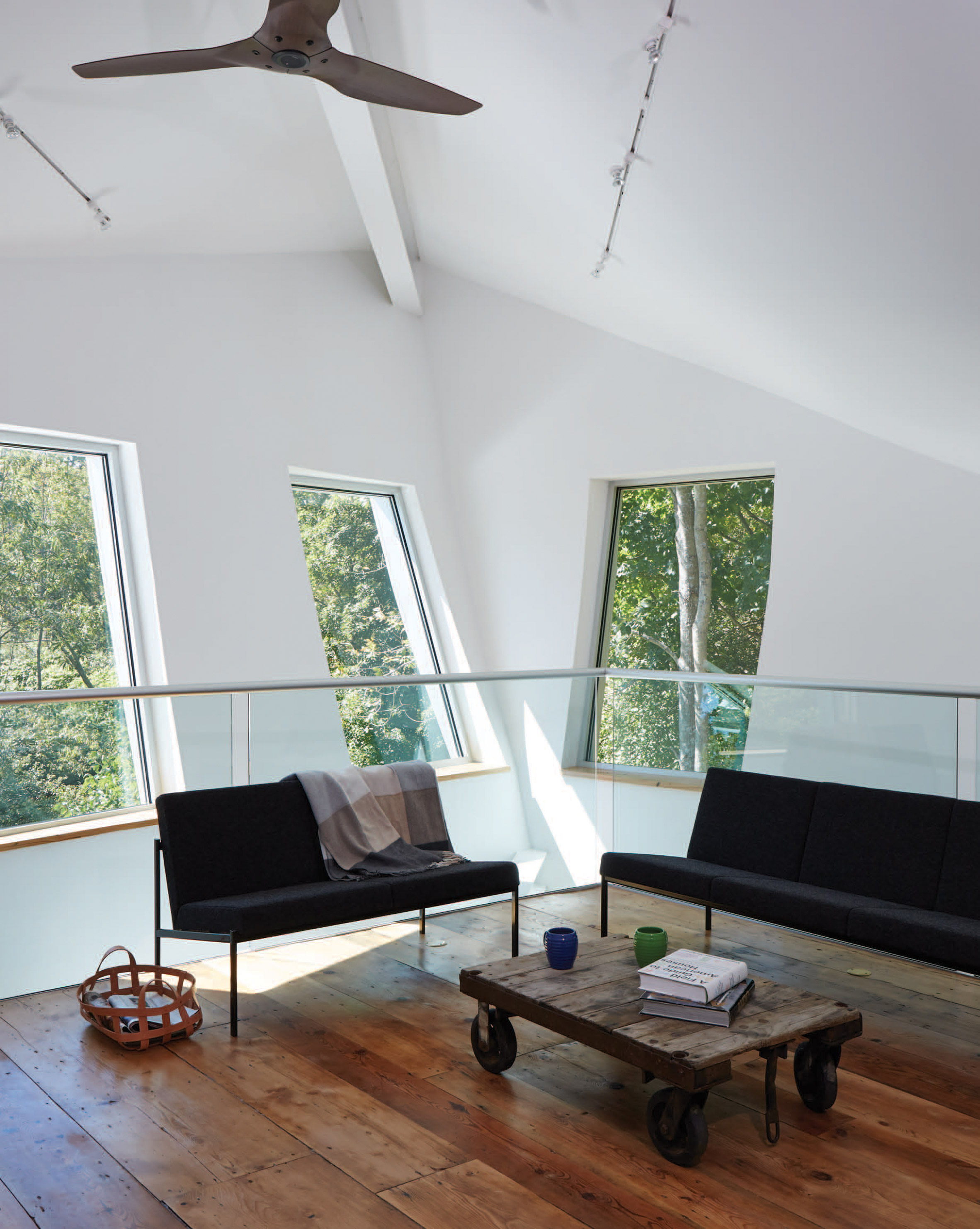 Curvaceous extension by Tom Givone abuts farmhouse in Pennsylvania-16