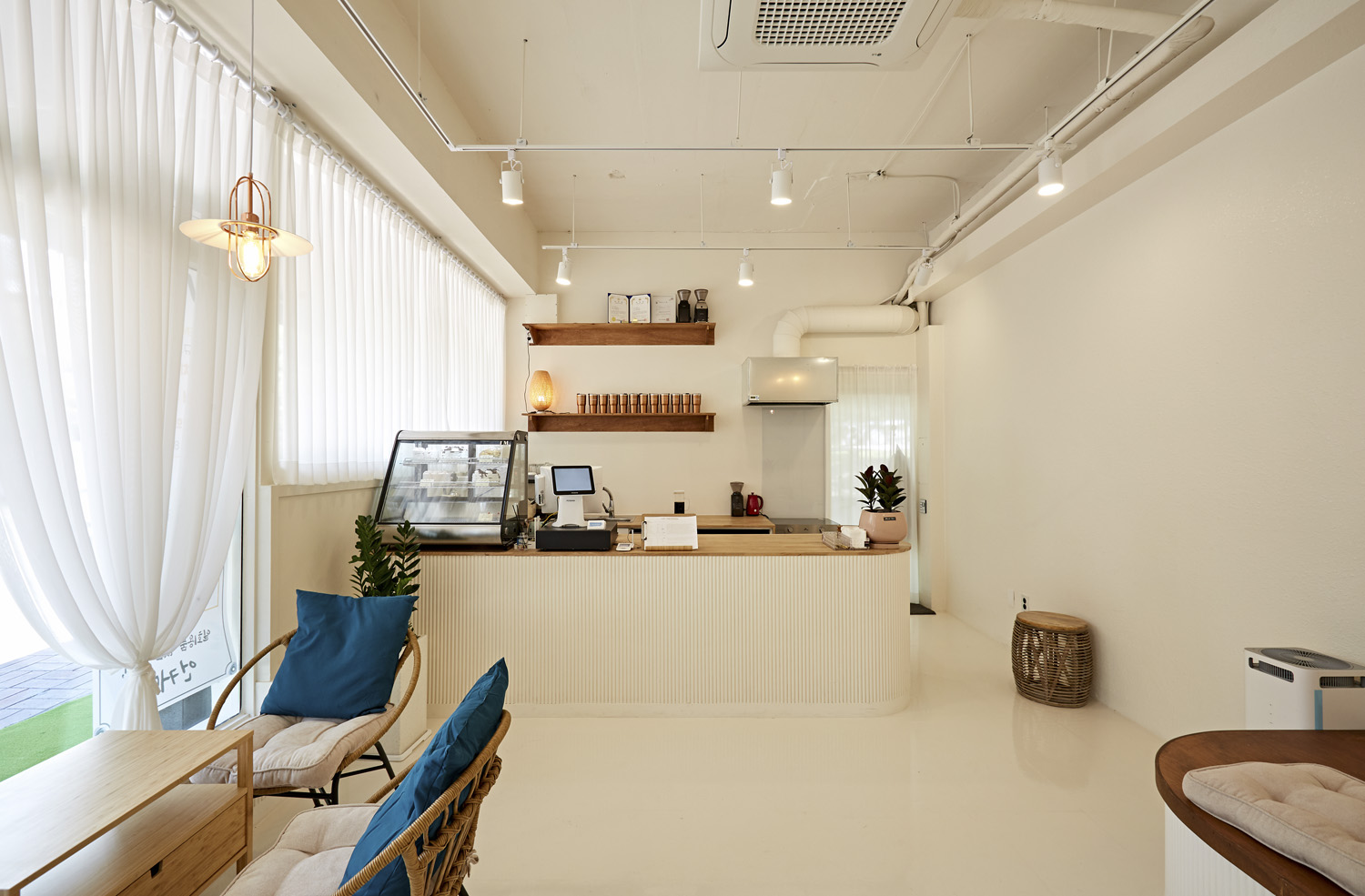 简约风 10 坪咖啡厅，打造温馨舒适空间-2