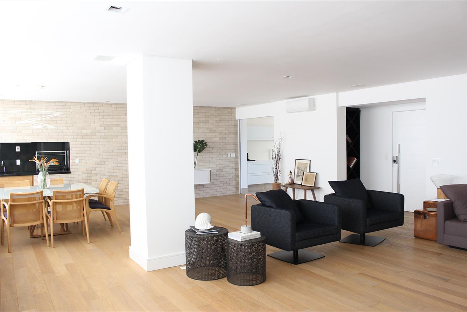 巴西 SP 市 SL 公寓 | 明亮木质与白色砖墙的简约空间-9