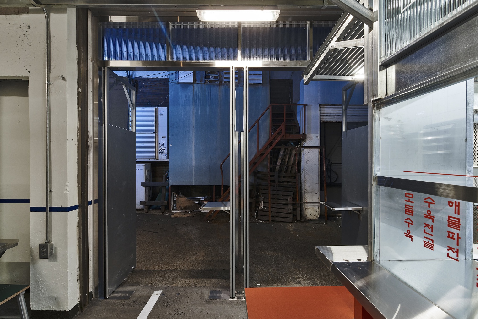 脏脏韩式室内街头酒吧丨韩国首尔丨omostudio-45