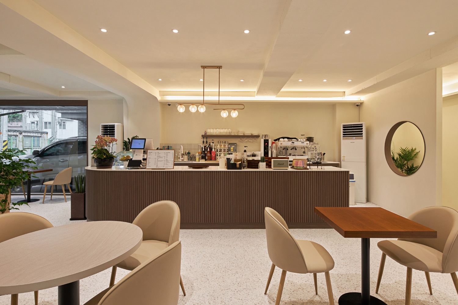 白色与木色交融，34 平米咖啡厅的极简设计魅力-8