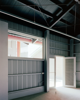 Double Roof House / Studio Tngtetshiu