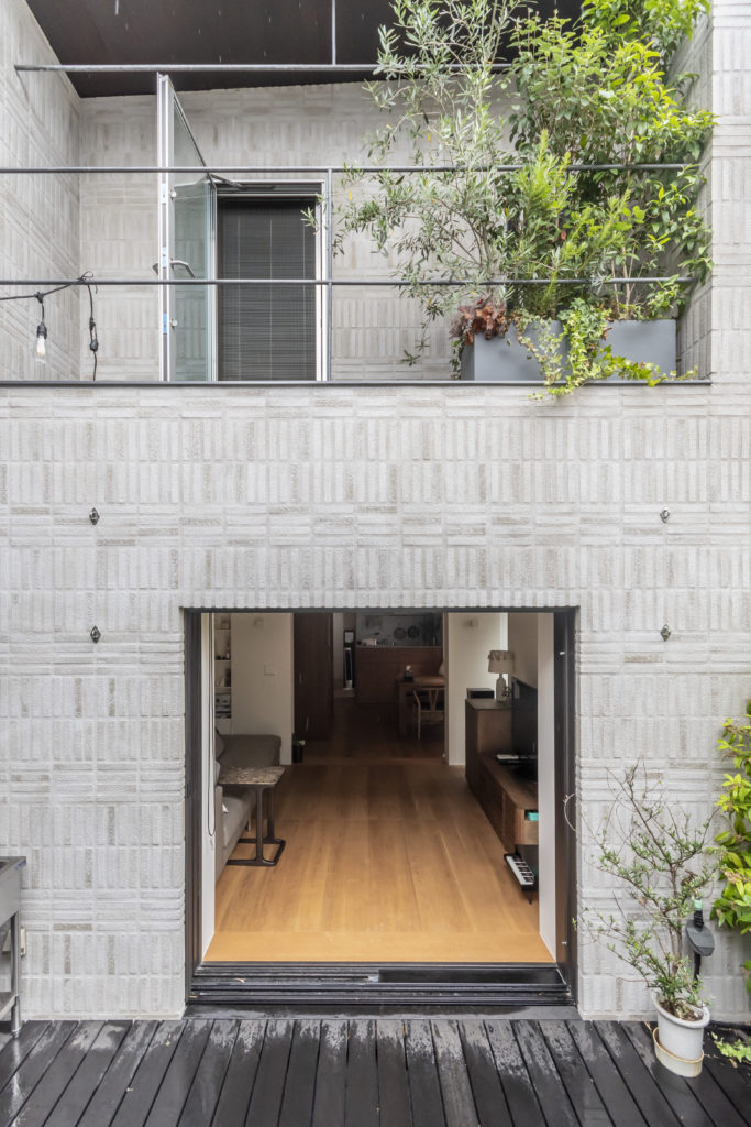 シックで落ち着きのある住空間建築と自然の力で生きる力が高まる | Style of Life | 100%LiFE-11