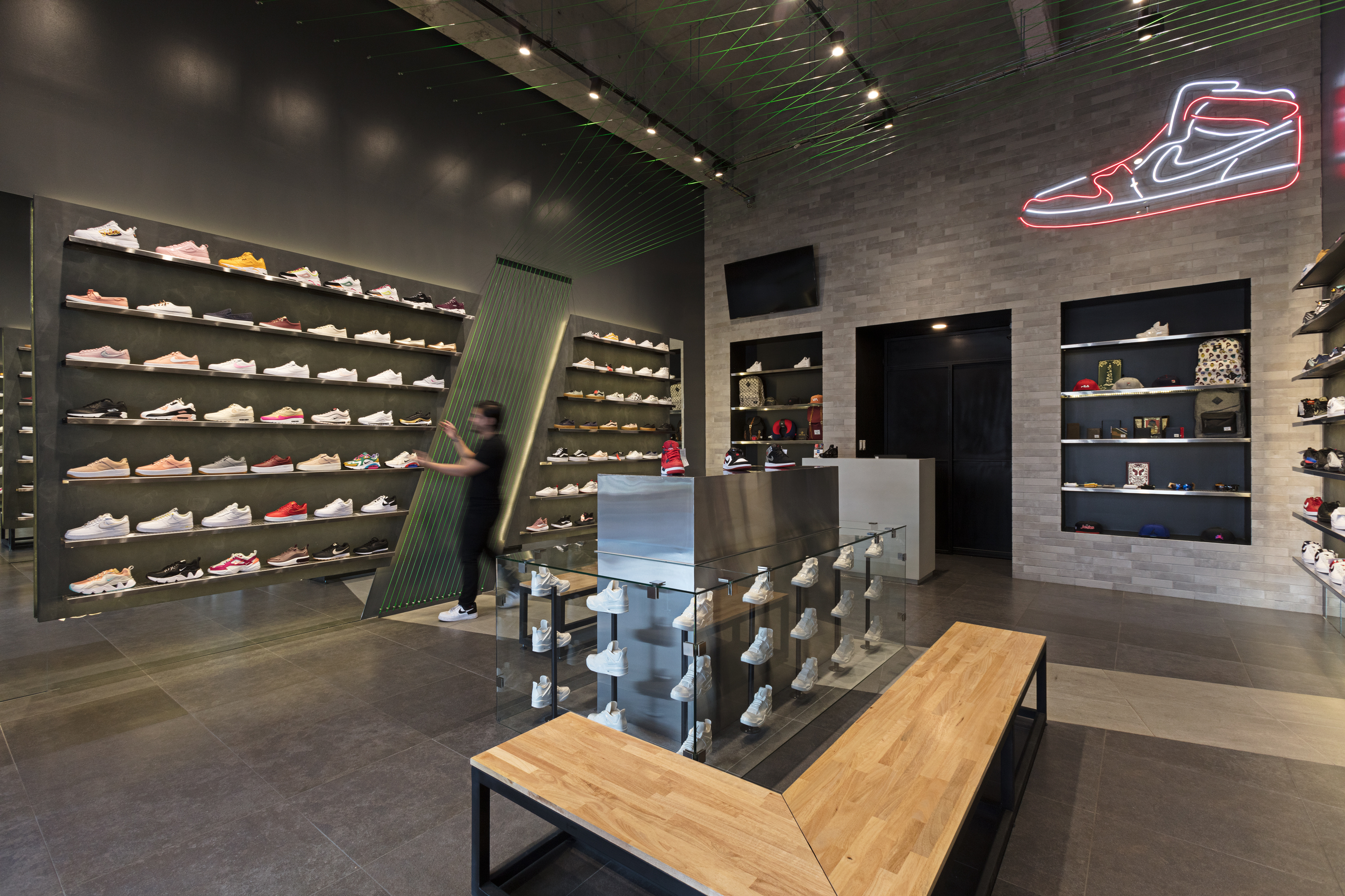 EQUILÁTERO 三维立体时尚运动鞋店-4