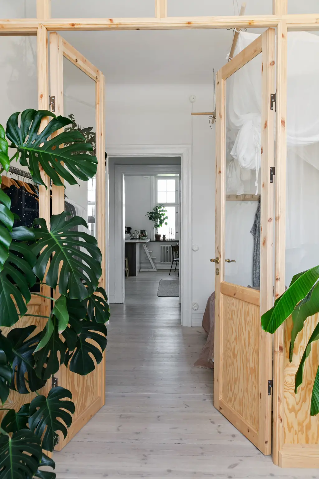 瑞典小公寓打造婴儿房，木质隔墙营造宁静空间-14