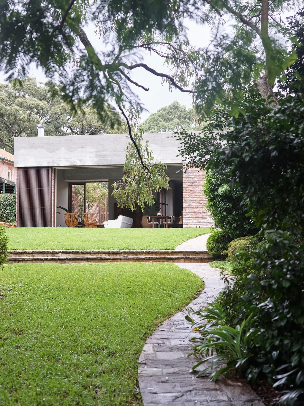 花园别墅；花园洋房；花园小屋（如果结合宽泛语境，Garden House可宽泛理解为与花园相关的房屋，三种表述较为常见 ，为满足结果唯一的要求，选有一定通用性的 ：）花园别墅 丨Arent&Pyke,Polly Harbison Design-22