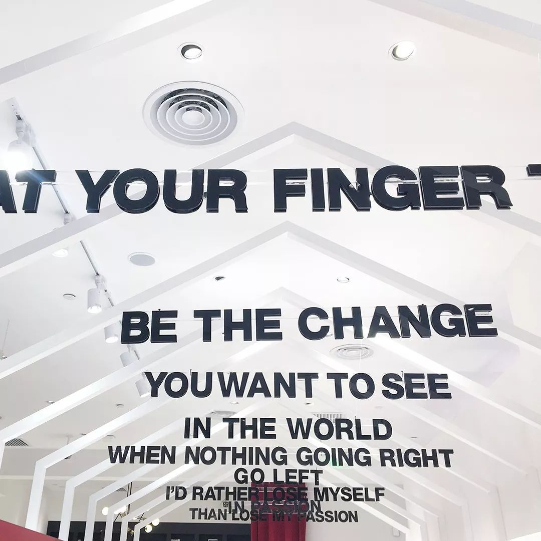 “流量收割机”，开了全球首家线下体验店-41