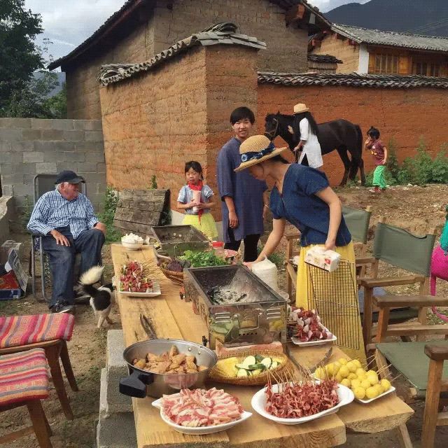 买不起房，小夫妻把牛棚改造成家，竟成300㎡大别墅还有150㎡花园菜地......-143