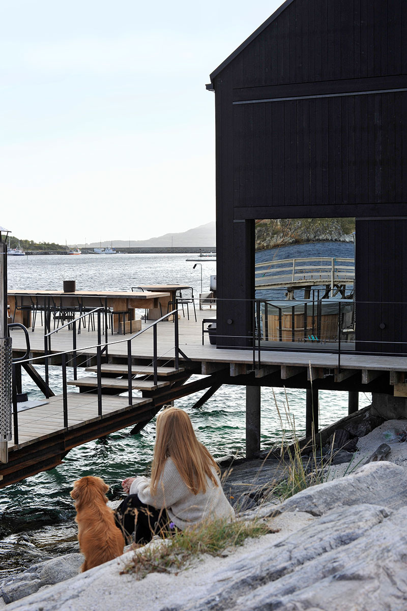 挪威海岸线上的黑色岩石住宅-16