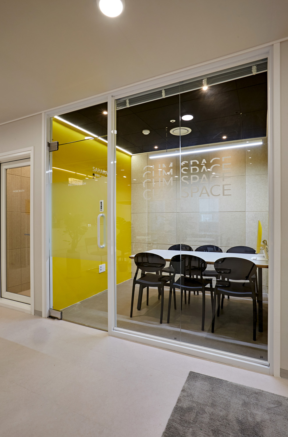 白色与木色，打造 120 平米共享办公室的极简魅力-14