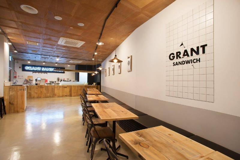 14 坪韩式咖啡厅室内设计案例-6