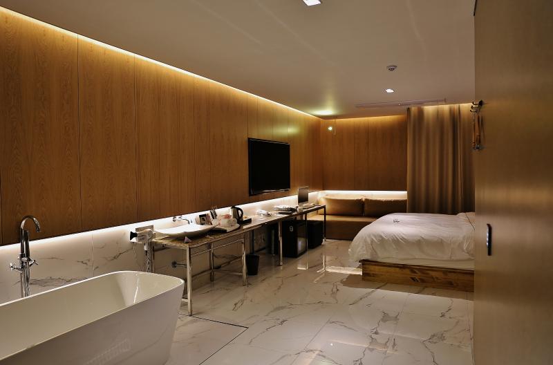 照明点缀的 20 个房间的 450 平酒店室内设计-7