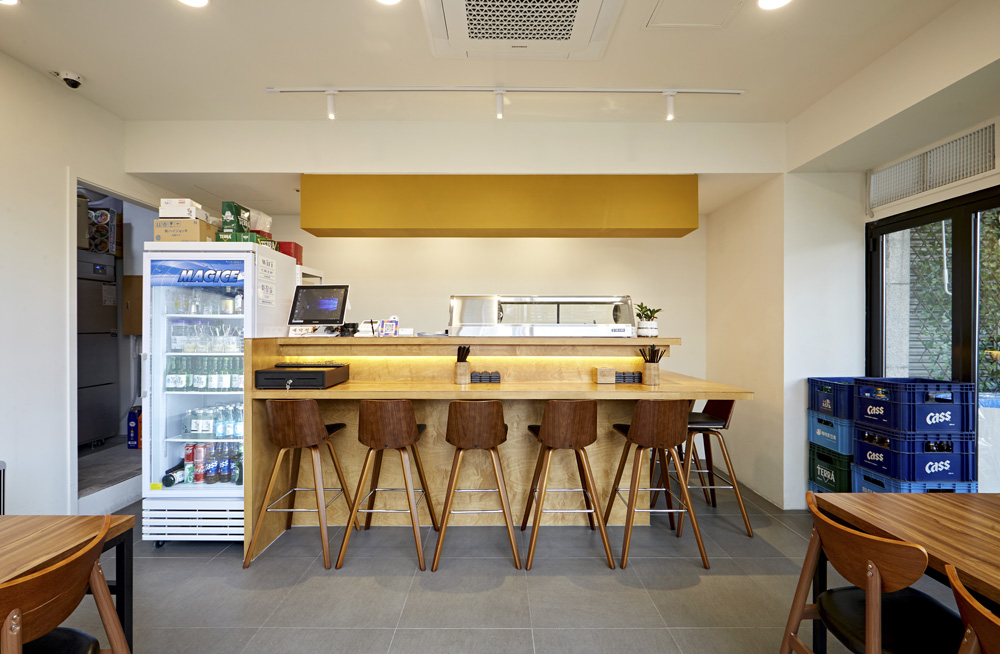 10 坪极简主义烤鱼店，品味温馨与时尚-3