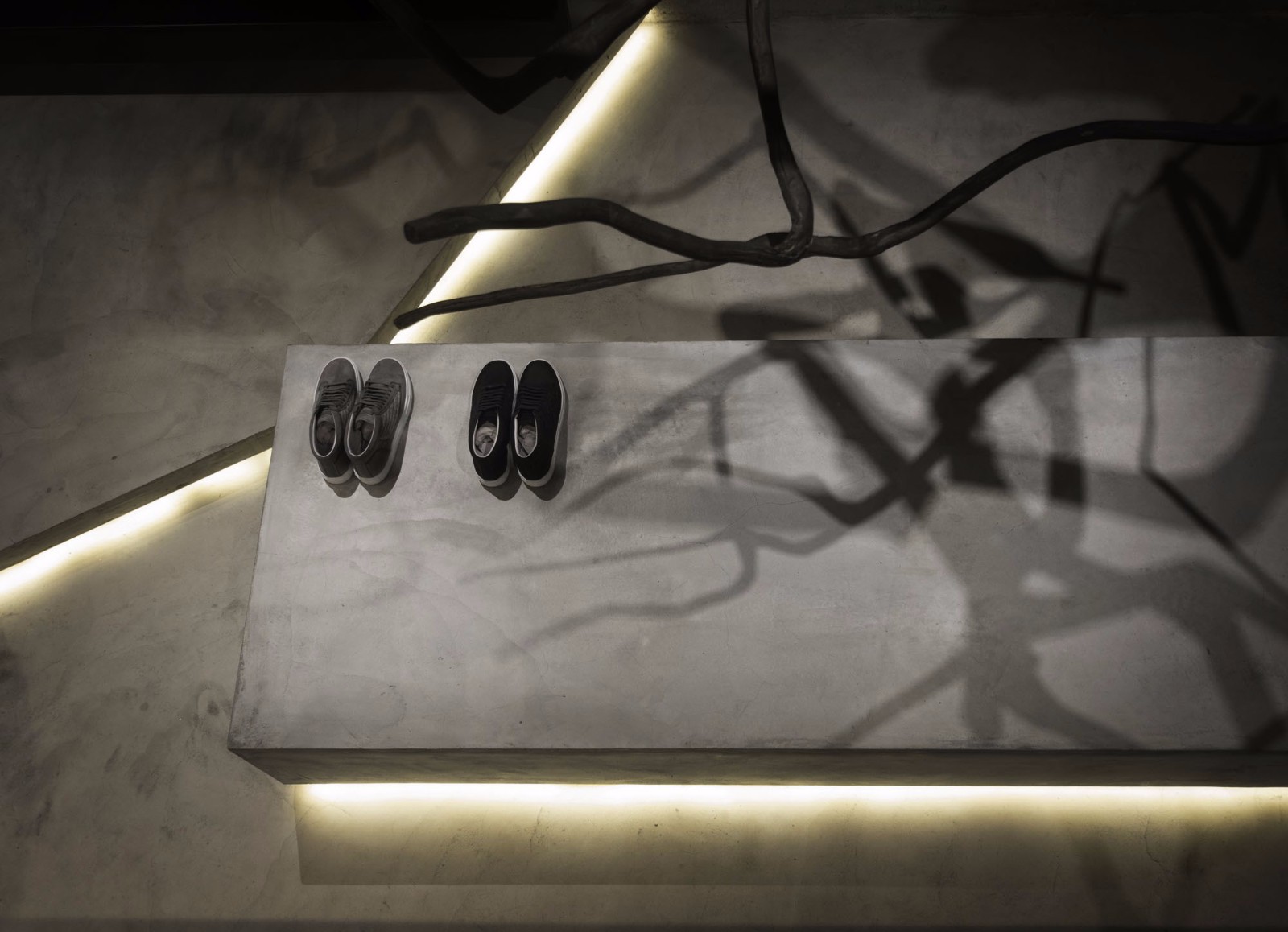 云邑设计打造工业风服装店 | 水泥地砖墙展现原始魅力-1