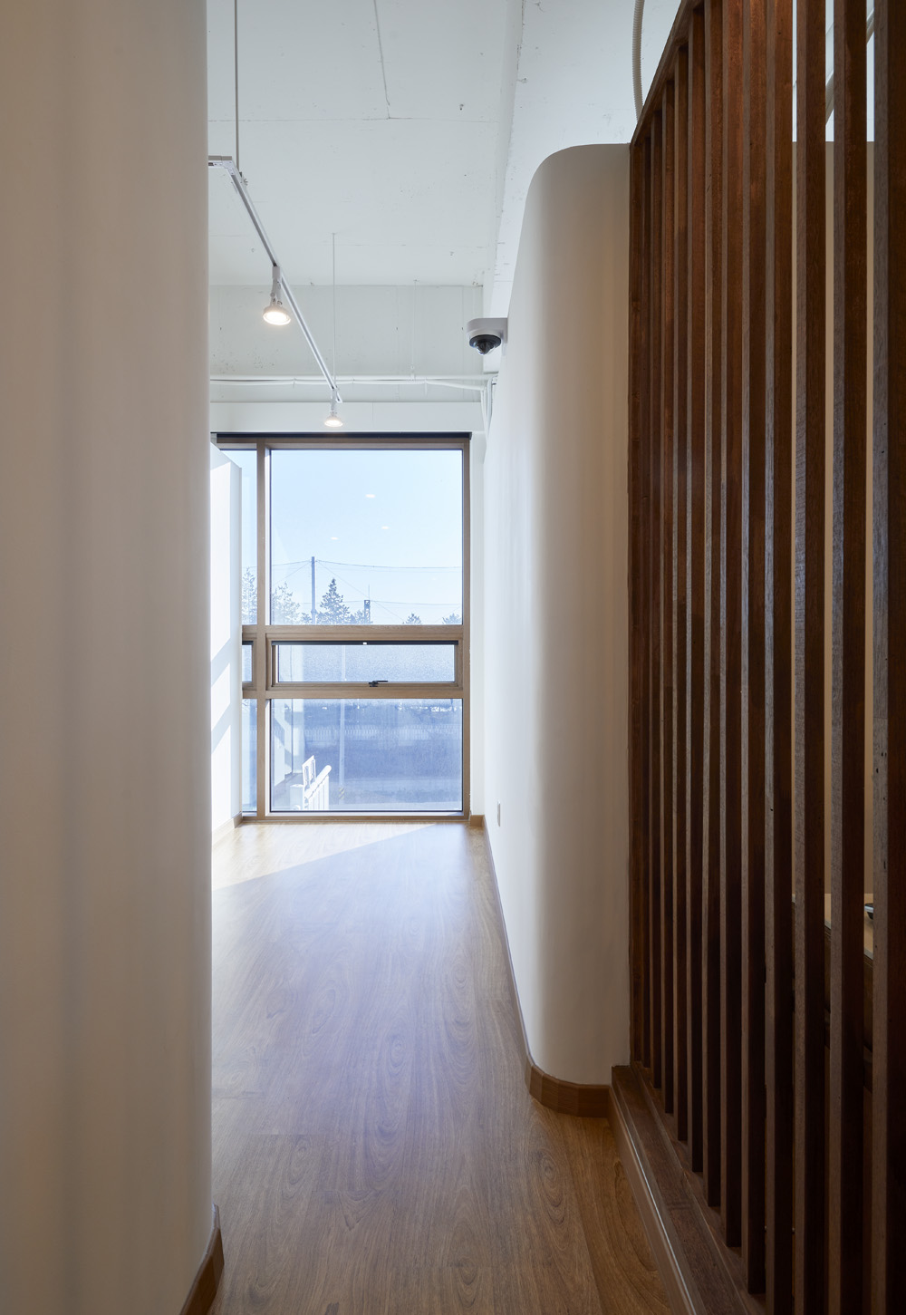 白色与木质的碰撞 | 50 平米瑜伽空间的极简设计-23