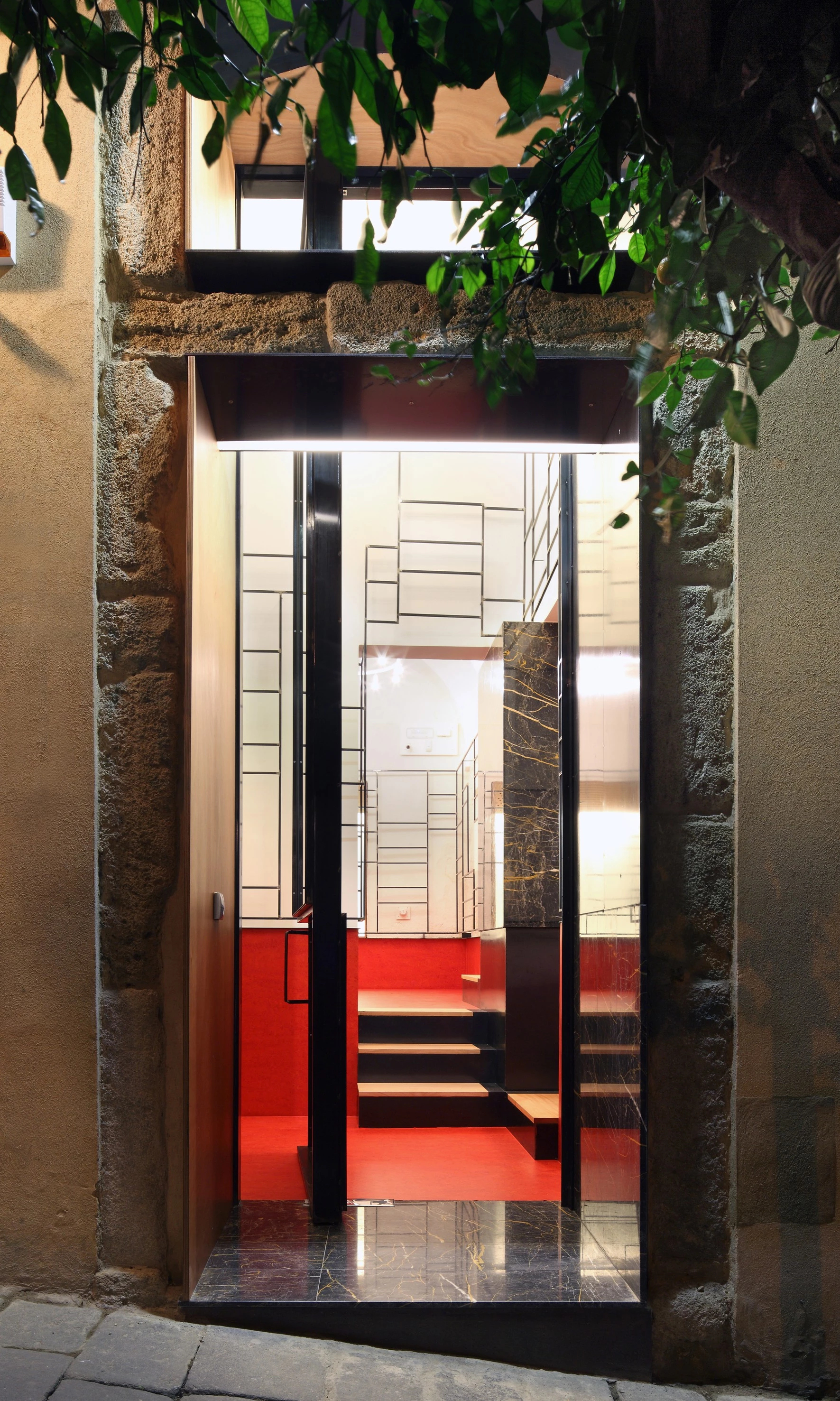 意大利 Caltagirone 百年建筑中的现代商铺设计-23