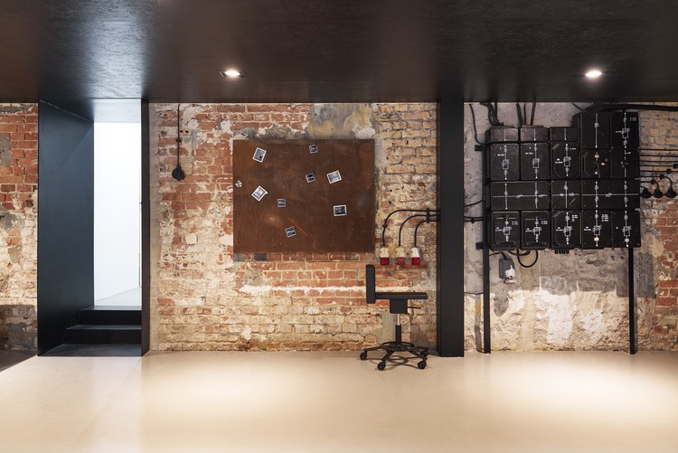 波兰华沙摄影棚改造,工业风与现代化的完美结合-2