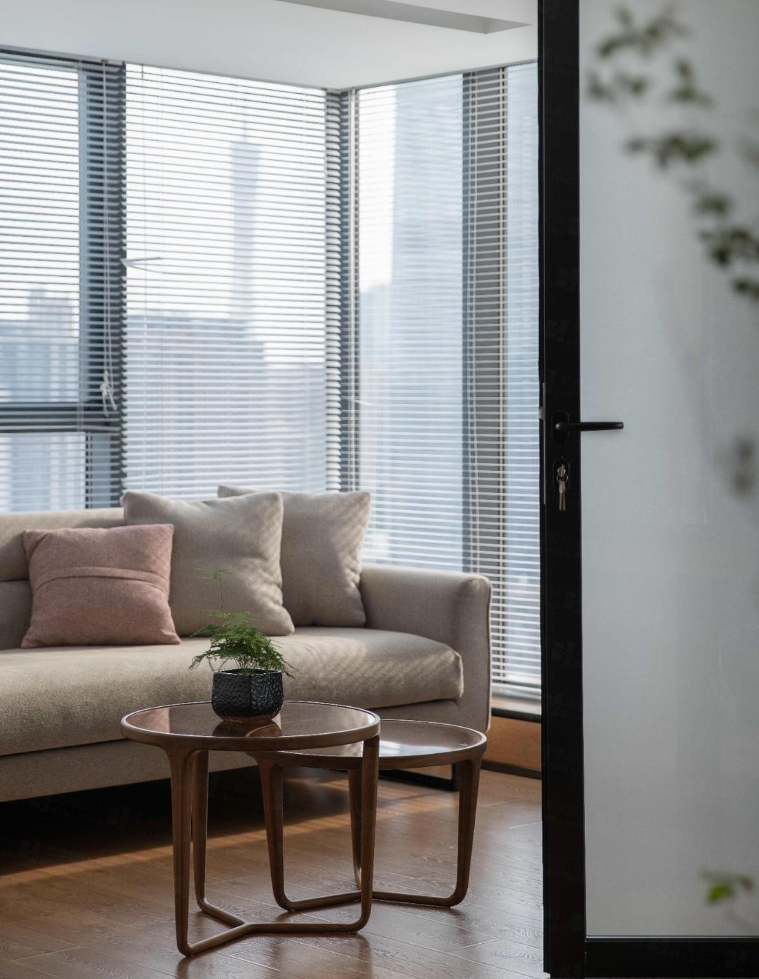 自然光下的舒适办公空间-18