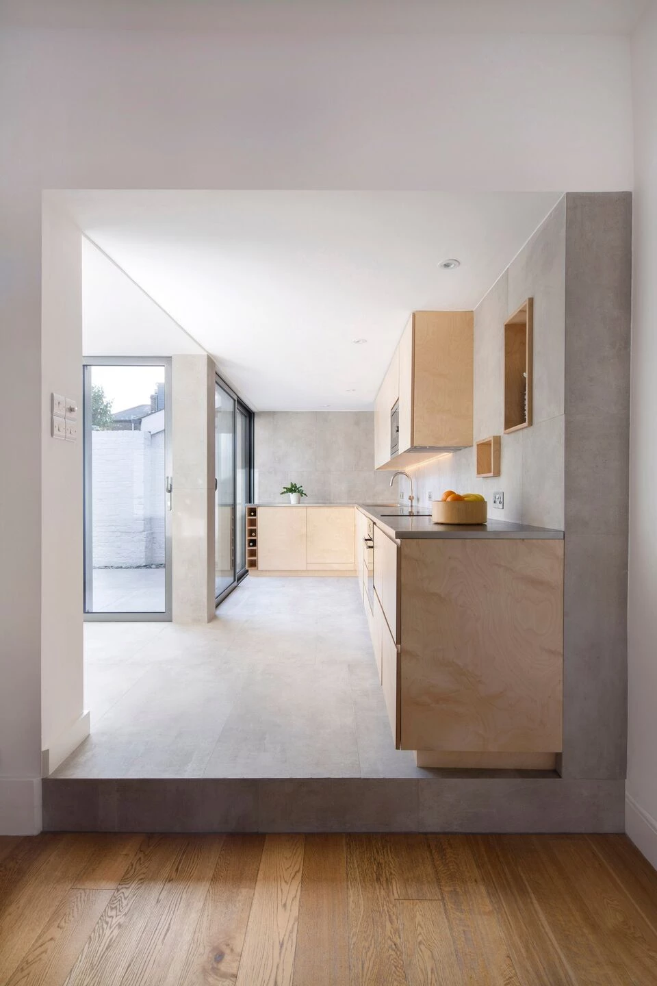 伦敦"Patio House" · 紧凑空间的厨房扩建-17