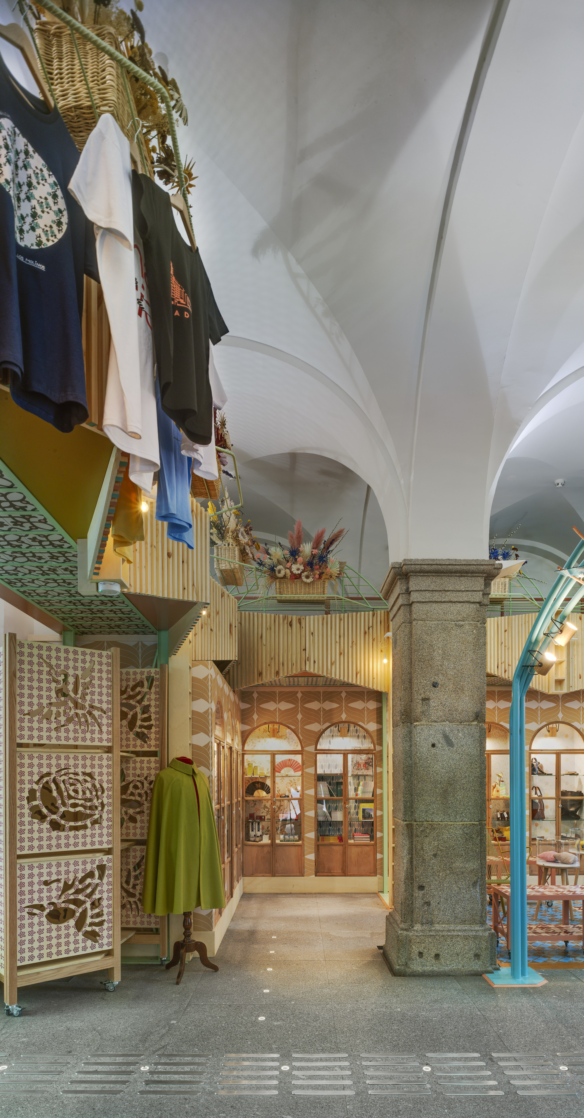 Madrid 地标设计,融合传统与现代的旅游礼品店-37