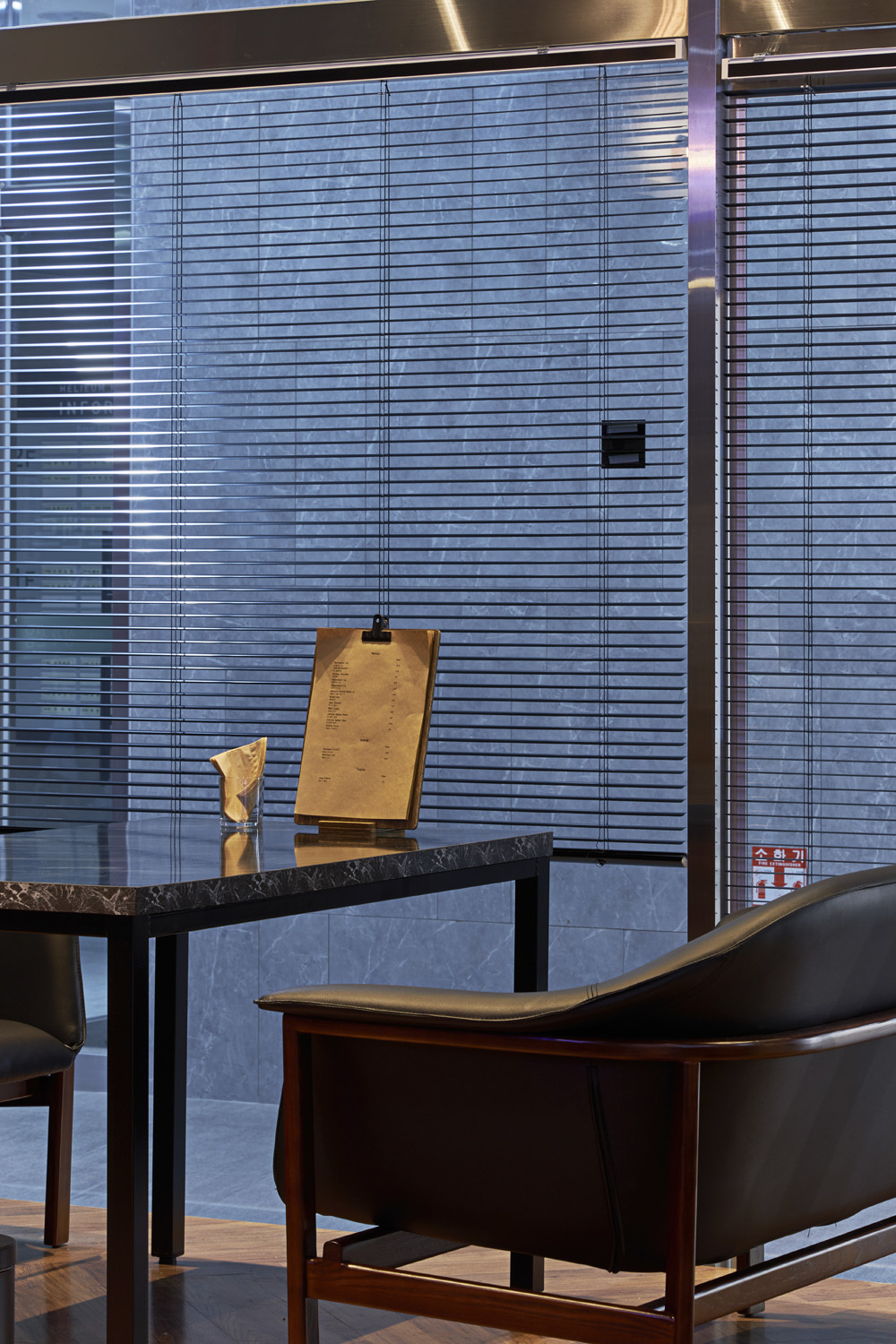 照明点睛，20 坪现代酒吧的精致氛围-11