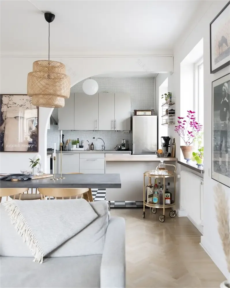 优雅双层公寓,阁楼卧室的独特魅力-7