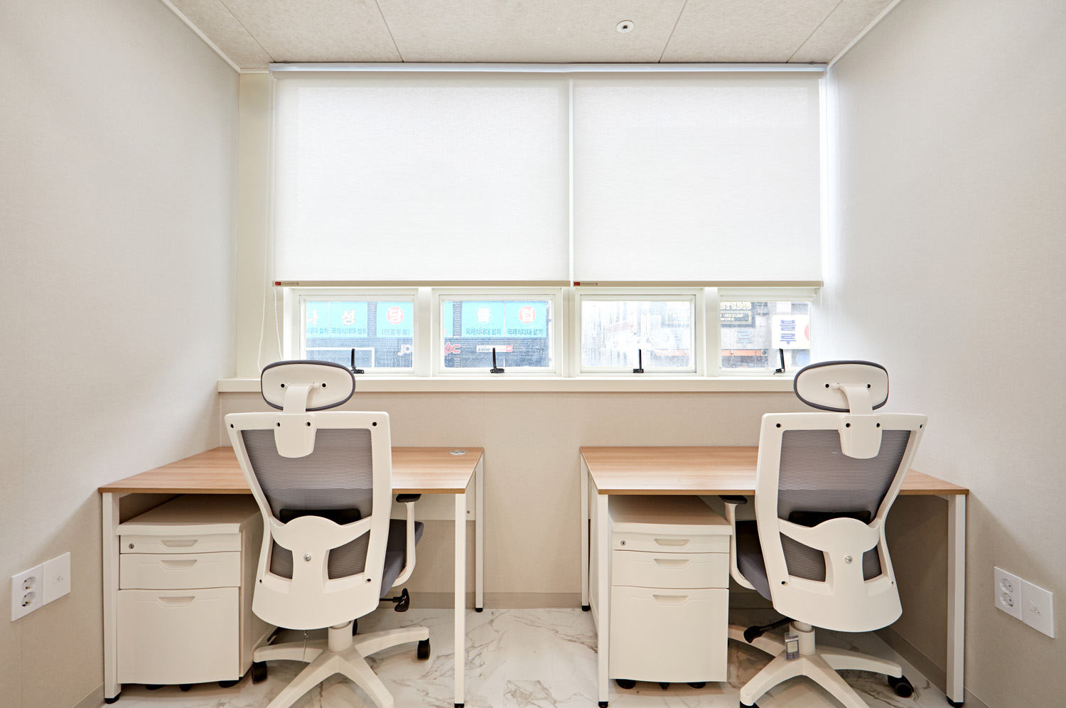 白色与木色，打造 120 平米共享办公室的极简魅力-12