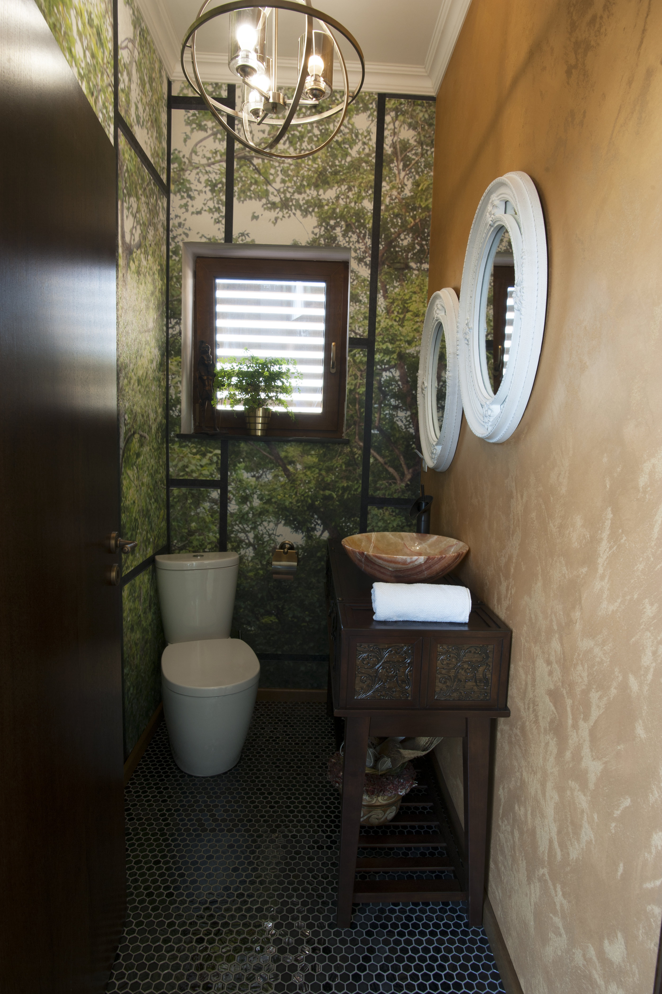 这所房子；这座住宅（注：根据语境不同，这里的house可能有多种具体指向，这所房子这座住宅都比较常见，更精准的含义需结合前后来确定，但此处按要求提供单一翻译仅举例这所房子 ）

在一般语境下，常见翻译为 这所房子  -12