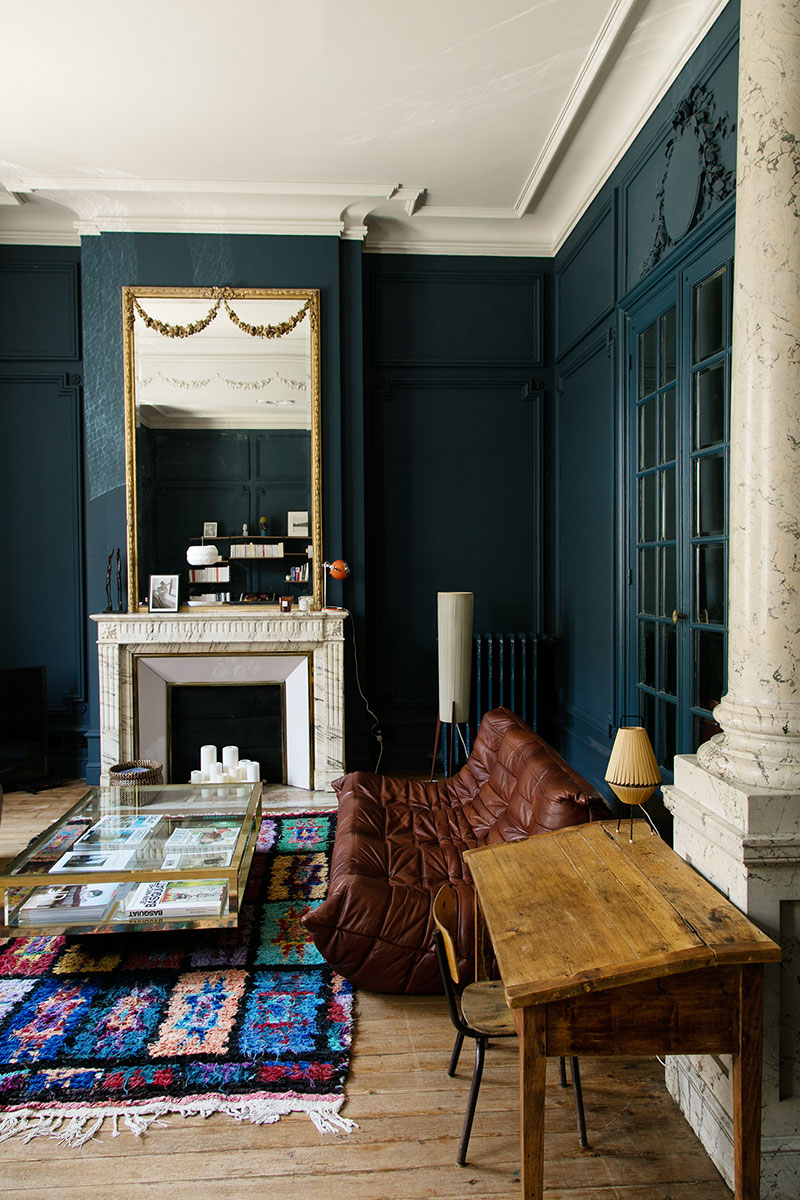 波尔多一个富有创意的家庭带有古典风格装饰的深色调公寓-7