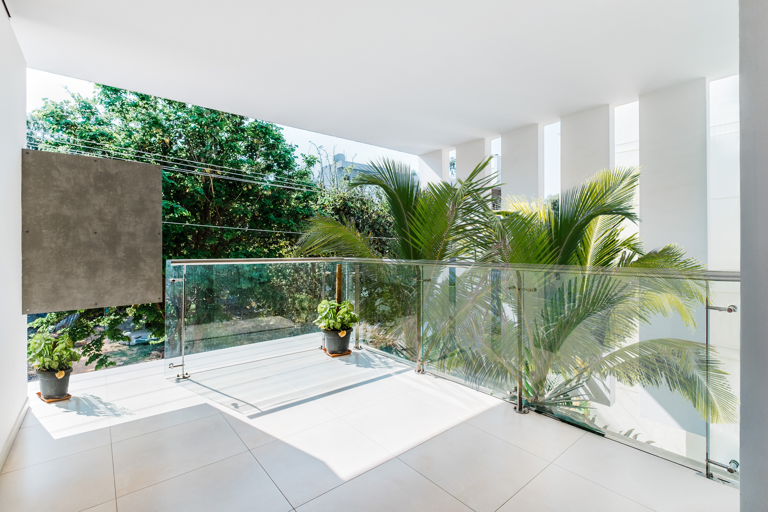 树拥抱者 · 印度班加罗尔的自然现代住宅-18