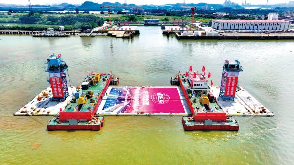 鱼珠隧道首节沉管管节顺利浮运对接-12