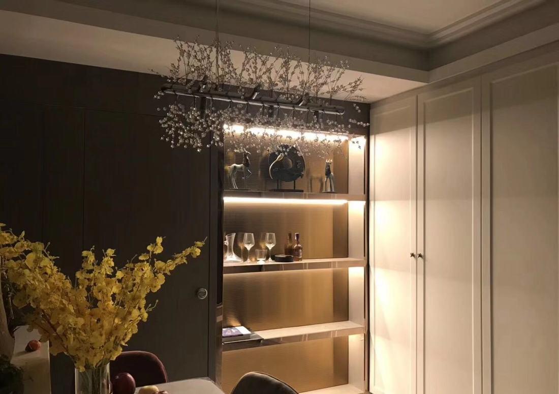 小居后现代轻奢风 | 白色柜面、墨绿背景、钛金柱灯-10