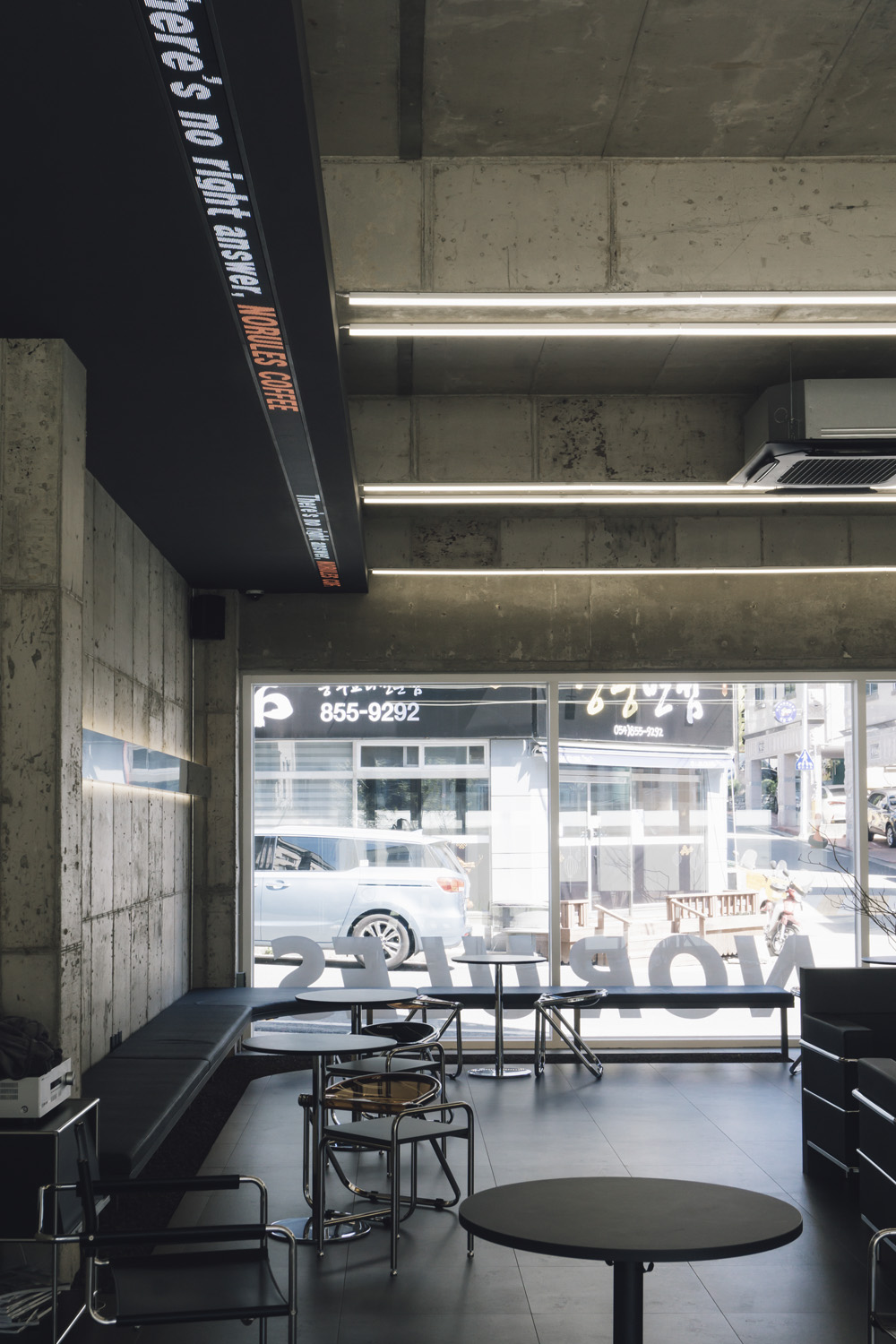 "韩国室内设计师打造 34 平极简咖啡厅，工业风设计成亮点"-10