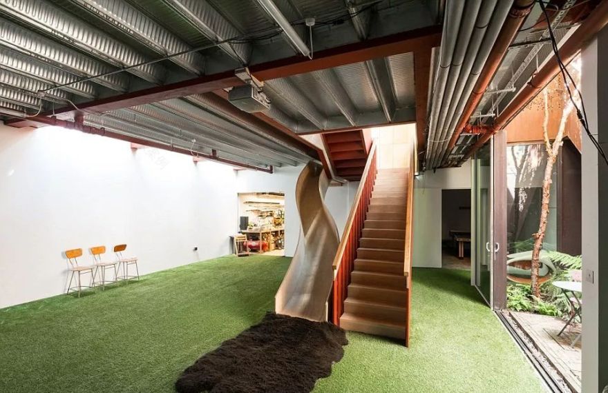 买不起“学区房”,他带2个女儿住进破马厩,花4年爆改,市价3300万!-137