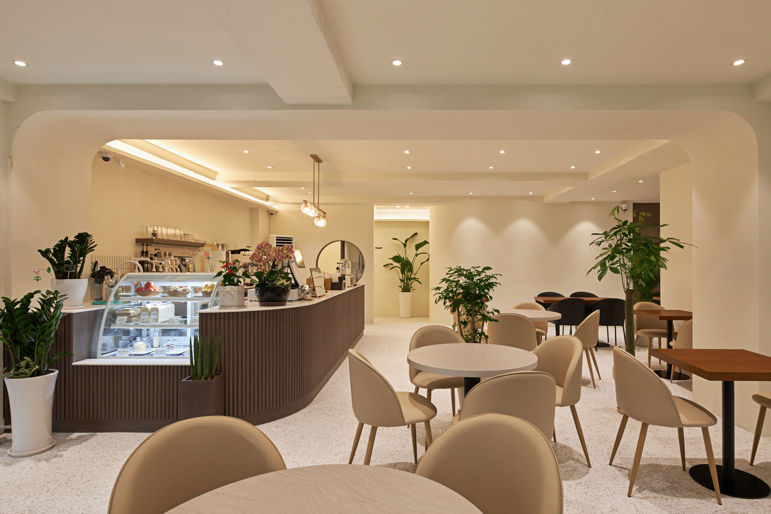 白色与木色交融，34 平米咖啡厅的极简设计魅力-4