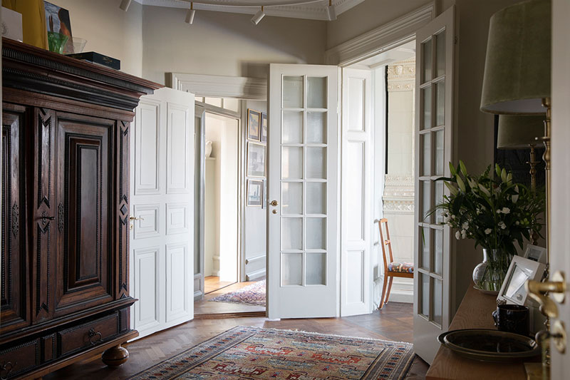 瑞典马尔默中心古典奢华风格的暗色调公寓设计-21