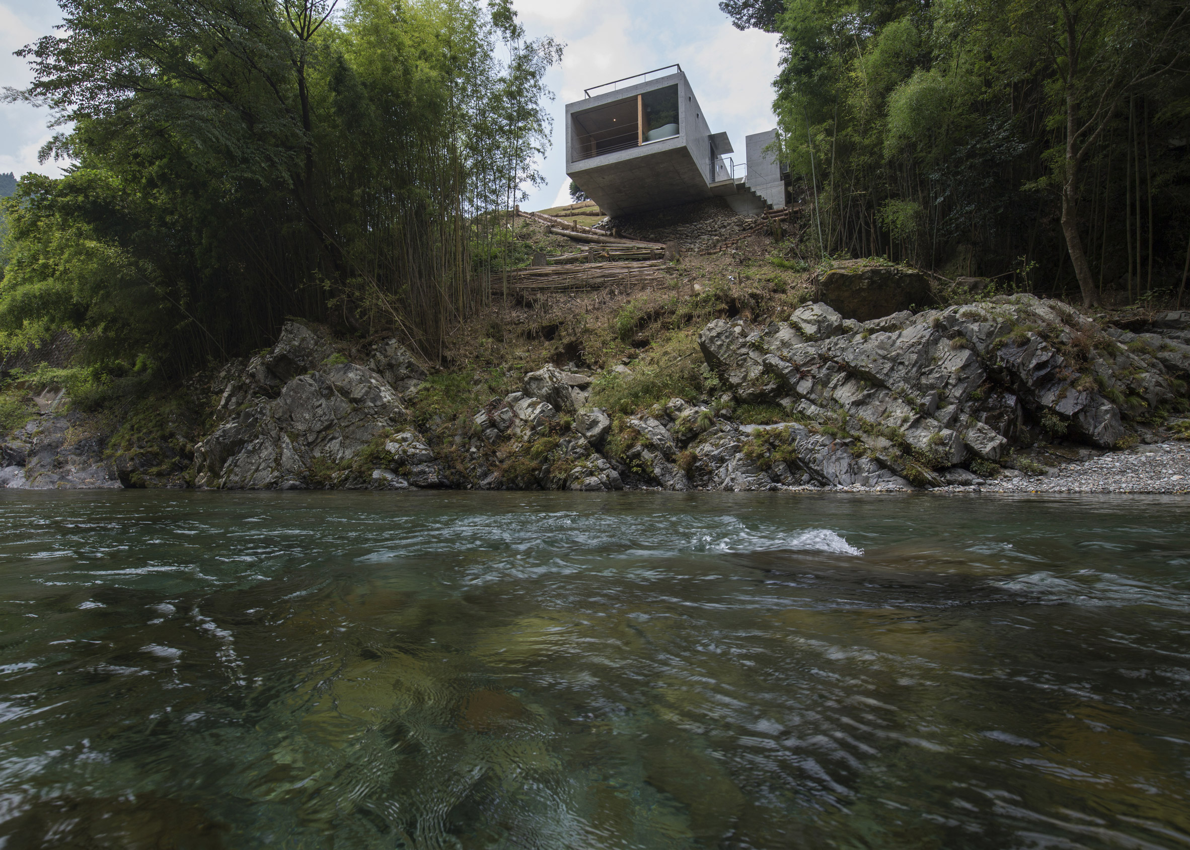 Holiday home by Masato Sekiya cantilevers over a cliff edge in Nara Prefecture-2