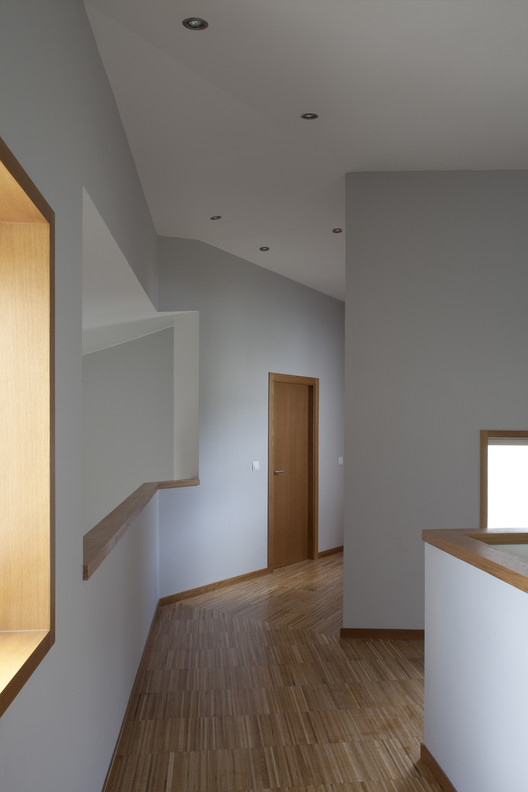 西班牙农村景观中的折叠木质空间-13