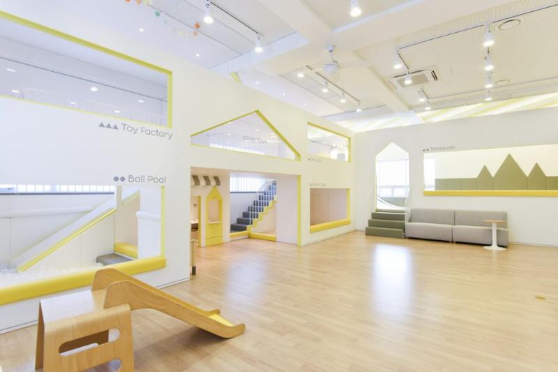 明亮黄点装饰的简约风儿童咖啡厅-3