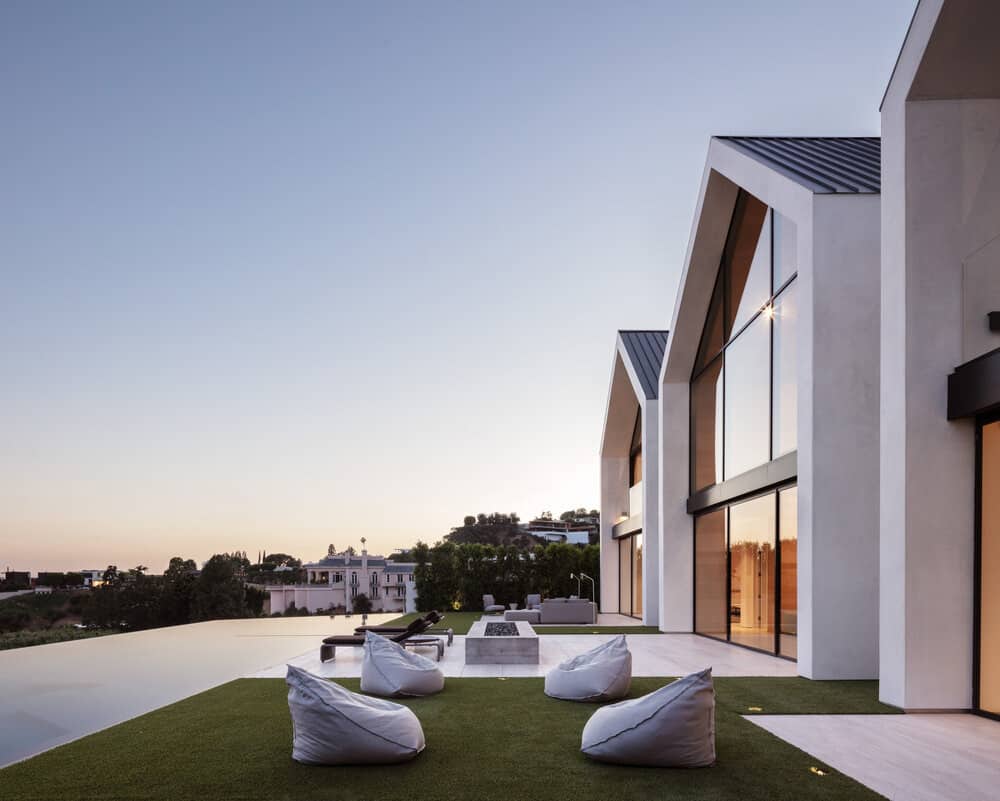 Fascinating minimalist home is cantilevered over the Los Angeles hills-45