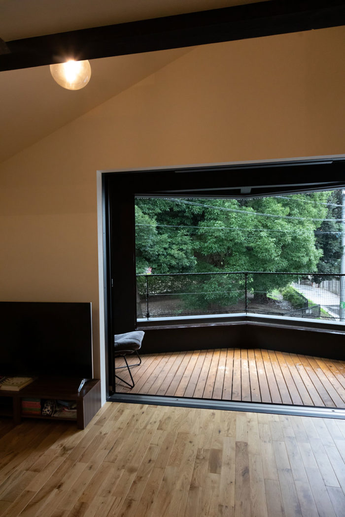 公園の前の狭小住宅内と外を緩やかにつなぐインナーバルコニーのある家 | Architecture | 100%LiFE-2